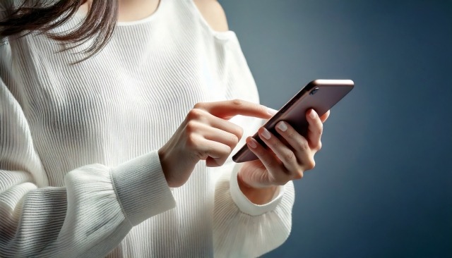 彼からの連絡を待っている女性